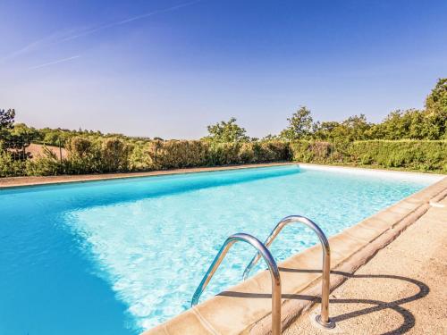 Tranquil holiday home in Salignac with shared pool : Maisons de vacances proche de Borrèze