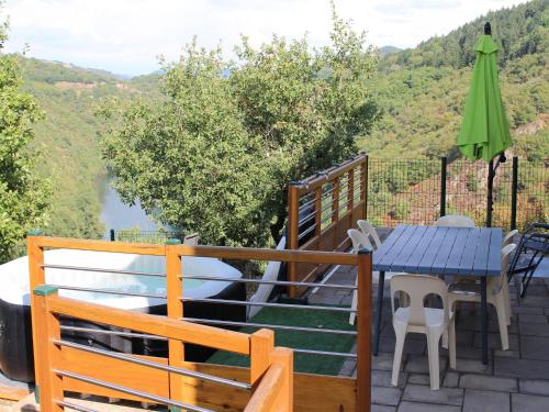 Graceful Holiday Home in Montclar with bubble bath : Maisons de vacances proche de Les Costes-Gozon