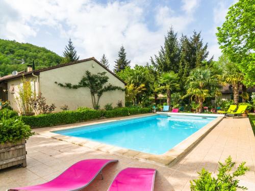 Comfy holiday home in Esp re with private pool : Maisons de vacances proche de Montamel