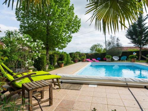 Comfy holiday home in Esp re with private pool : Maisons de vacances proche de Saint-Vincent-Rive-d'Olt