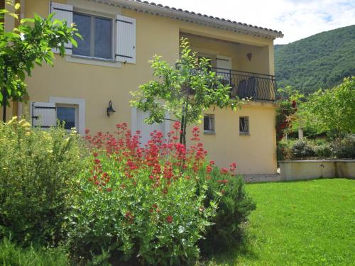 Lovely Apartment in Montbrun Les Bains with Private Garden : Appartements proche d'Izon-la-Bruisse