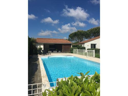 Modern Villa in Brives sur Charente with Private Pool : Villas proche de Biron