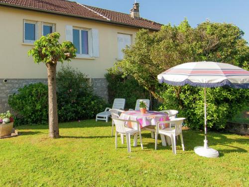 Classy Holiday Home with Garden Barbecue Garden Furniture : Maisons de vacances proche de Malemort-sur-Corrèze