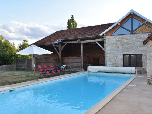 Authentic renovated country house with private heated pool : Maisons de vacances proche de Courteron