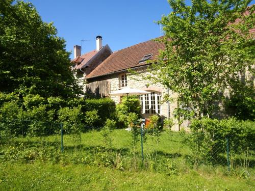 Holiday Home in Saizy with Patio Fenced Garden BBQ Heating : Maisons de vacances proche de Saint-Martin-du-Puy