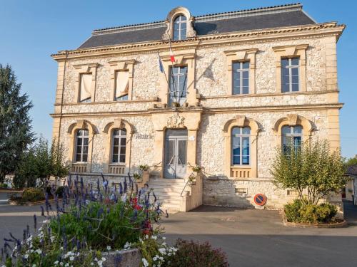 Attractive Villa in V lines with Private Garden : Villas proche de Saint-Michel-de-Montaigne
