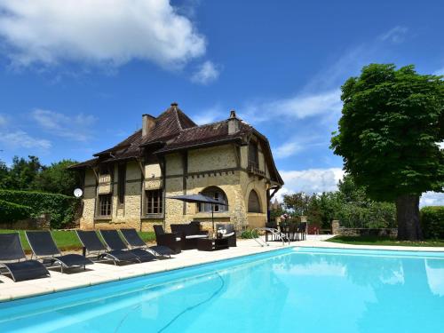 Sumptuous Mansion in Belves with Pool and Panoramic Sea Views : Maisons de vacances proche de Carves