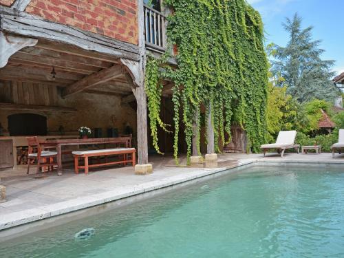 Lovely Holiday Home with Private Pool in Campagne-d'Armagnac : Maisons de vacances proche de Panjas