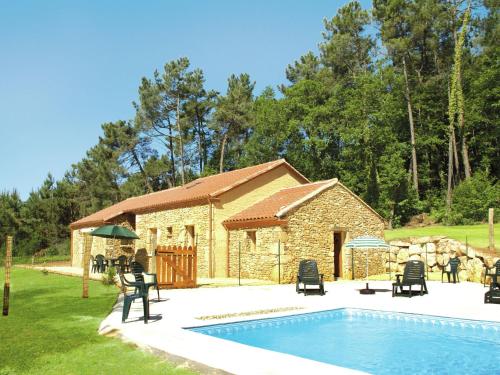 Quaint Holiday Home in Blanquefort sur Briolance with Pool : Maisons de vacances proche de Soulaures