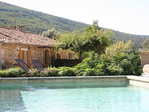 Stylish Holiday Home in Lacoste with Swimming Pool and airco : Maisons de vacances proche de Lacoste