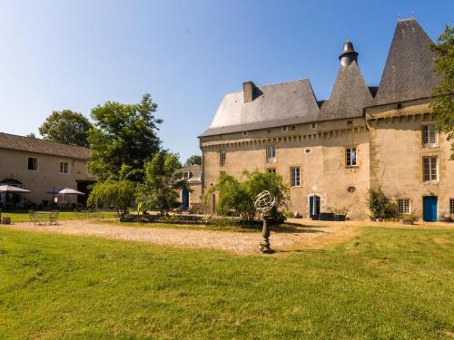Very spacious cottage with a separate guest house on a medieval domain : Maisons de vacances proche de Saint-Paul-la-Roche