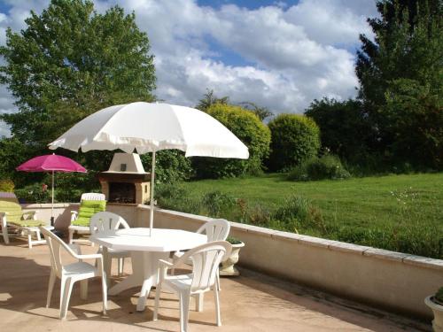 Traditional house with garden in Dampsmesnil 15km from Giverny : Maisons de vacances proche de Chauvincourt-Provemont