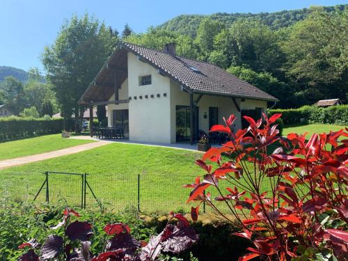 Chalet l'Arcange 2 a 8 personnes au calme bord riviere Lizon Franche Comte : Maisons de vacances proche de Courcelles