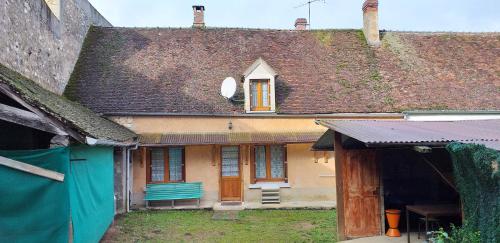 Maison de 4 chambres avec jardin clos et wifi a Pousseaux : Maisons de vacances proche de Lichères-sur-Yonne