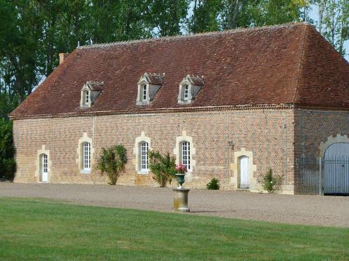 Dependance of a 16th century castle listed as an historical monument : Maisons de vacances proche de Germigny-l'Exempt