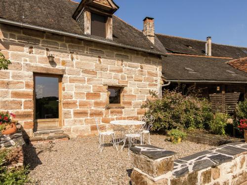 Comfy cottage in Saint Bonnet la Rivi re with pool : Maisons de vacances proche de Vars-sur-Roseix