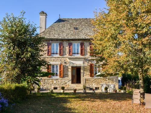 Rural holiday home in S nezergues with garden : Maisons de vacances proche de Saint-Parthem