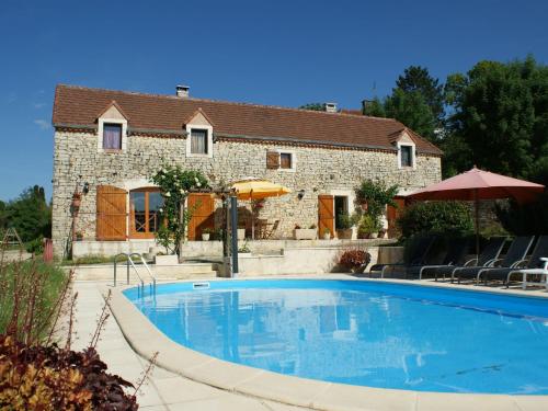 Lovely Holiday Home in Th dirac with Swimming Pool : Maisons de vacances proche de Thédirac