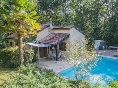 Cosy gite with private pool in beautiful surroundings : Maisons de vacances proche de Saint-Front-sur-Lémance