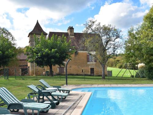 Vintage Holiday Home in Besse with Swimming Pool : Maisons de vacances proche de Mazeyrolles