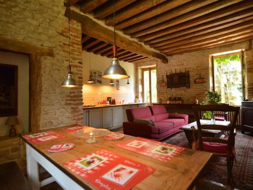 Beautiful secluded and quiet house in Champvert with pond : Maisons de vacances proche de Rouy