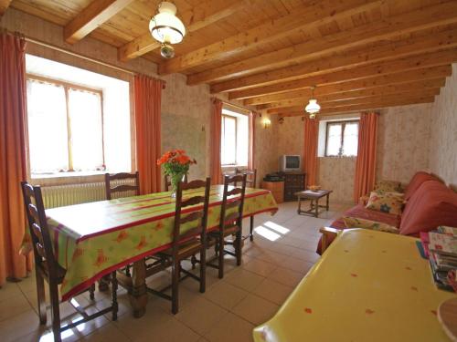 Spacious Holiday Home near Forest in Esmouli res : Maisons de vacances proche de Servance