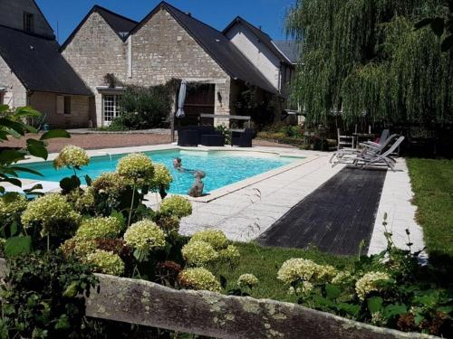 Former customs house with large garden and private pool 4 km from Chinon : Maisons de vacances proche de Bournand