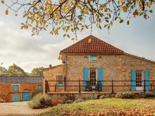 Authentic holiday home in Puy L ev que with private pool : Maisons de vacances proche d'Anglars-Juillac
