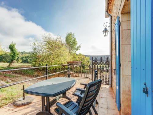 Authentic Holiday Home in Puy L ev que with Swimming Pool : Maisons de vacances proche de Bélaye