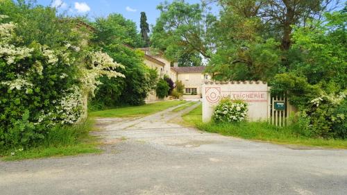Villa de 4 chambres avec piscine privee jardin clos et wifi a Crastes : Villas proche de Gimont