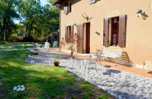 Maison de 4 chambres avec piscine privee jacuzzi et jardin clos a Callen : Maisons de vacances proche de Préchac
