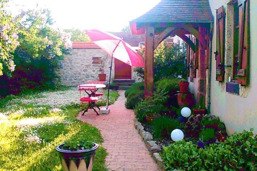 Maison de 2 chambres avec jardin clos et wifi a Montoldre : Maisons de vacances proche de Saint-Loup