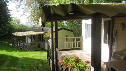 Bungalow de 3 chambres avec piscine partagee terrasse amenagee et wifi a Argences en Aubrac : Maisons de vacances proche de Sainte-Marie
