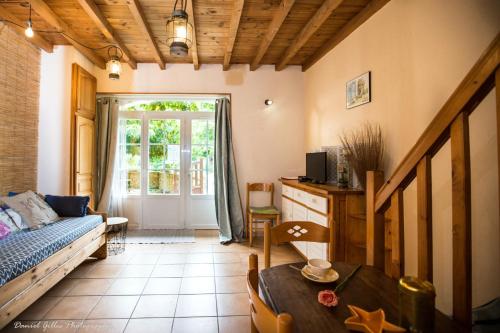 Maison de 2 chambres avec piscine partagee spa et jardin amenage a Saint Front de Pradoux : Maisons de vacances proche de Beauronne