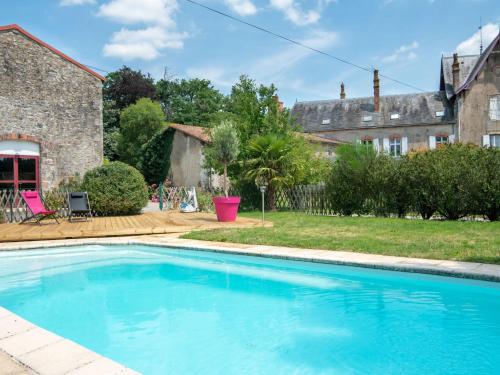 Majestic Holiday Home in Clesse with Garden : Maisons de vacances proche de Neuvy-Bouin