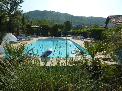 Cottage around a swimming pool in a small villa : Maisons de vacances proche de Bordezac