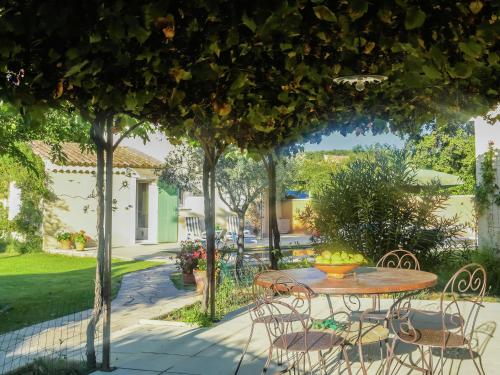 Spacious Holiday Home in Vaison la Romaine with Garden : Maisons de vacances proche de Roaix