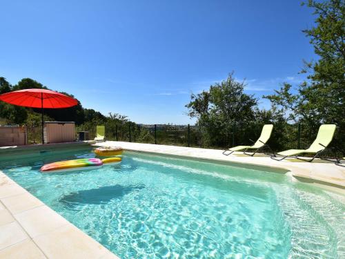 Alluring Holiday Home in Cuzy with Swimming Pool : Maisons de vacances proche de Vendenesse-sur-Arroux