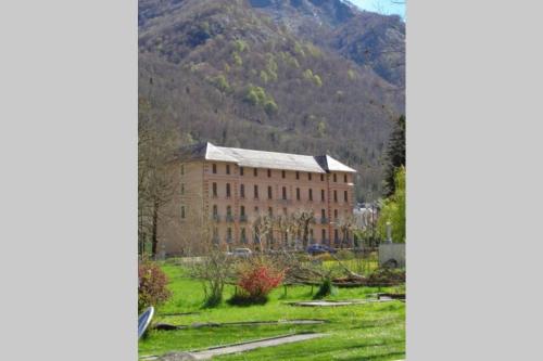 T2 résidence Grand Hotel appt 102 - village thermal montagne : Appartements proche d'Auzat