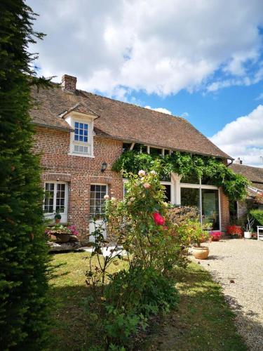 Maison de 2 chambres avec jardin clos et wifi a Le Vaudreuil : Maisons de vacances proche de La Haye-le-Comte