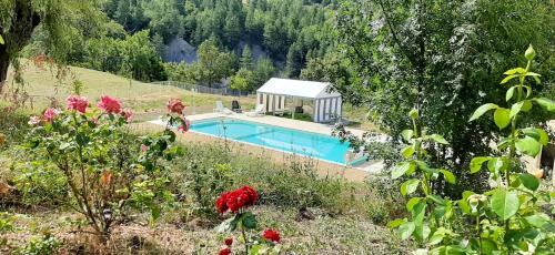 Villa de 2 chambres avec piscine privee jardin amenage et wifi a Sisteron : Villas proche de Saint-Geniez