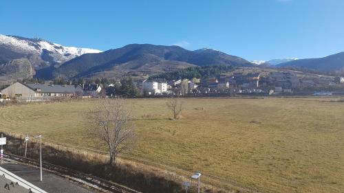Loft mansardé du train jaune avec vue sur les montagnes : Sejours a la campagne proche d'Osséja