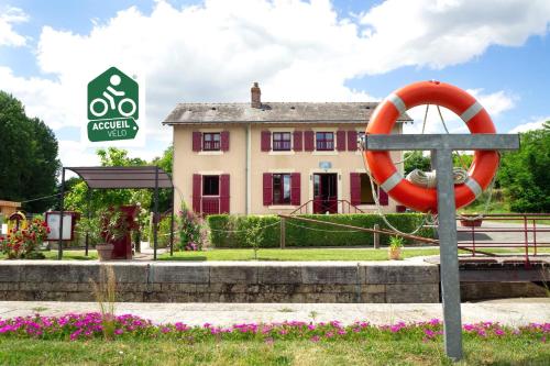 MARA RIVIERE Gîte d'étape sur la Vélo Francette : Auberges de jeunesse proche de Querré