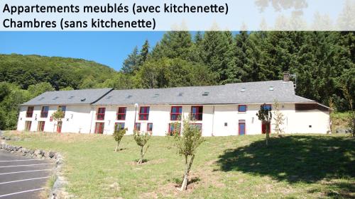Gîte du Haut Cantal - Appartements meublés avec kitchenette et chambres sans kitchenette : Appart'hotels proche d'Espinchal