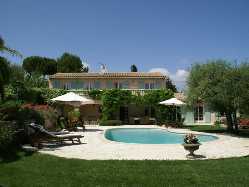 Stunning villa with heated swimming pool air conditioning and large private enclosed garden : Villas proche de Valbonne