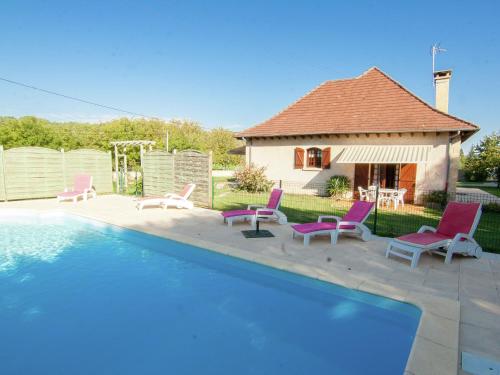 Lovely House in Condat sur V z re with Private Swimming Pool : Villas proche de Le Lardin-Saint-Lazare
