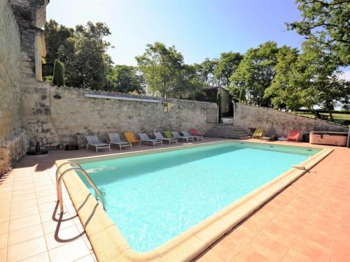 Castle 12th century with private pool close to Agen : Maisons de vacances proche de Dondas