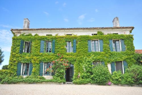 Manoir de Longeveau : Maisons de vacances proche de Montignac-le-Coq