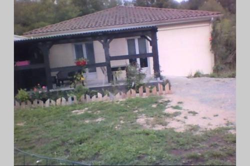 F1 noir/anis, avec terrasse couverte et jardin (E) : Appartements proche de Châteauponsac
