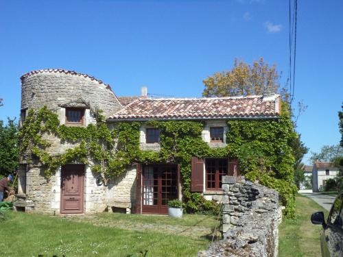 Traditional Charentais cottage in countryside 25 minutes from Royan : Maisons de vacances proche de Sainte-Gemme
